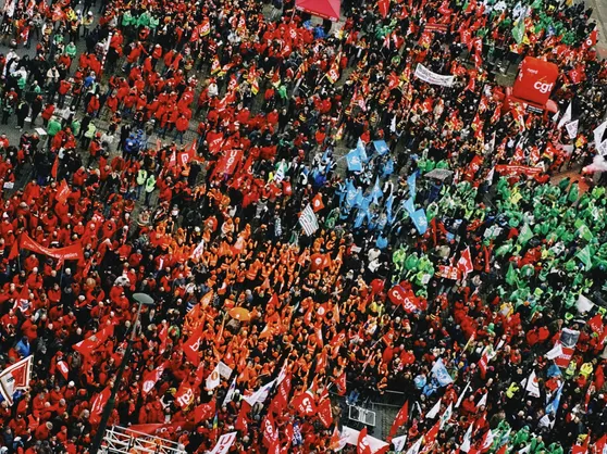 mensenmassa van vakbondsleden die protesteren