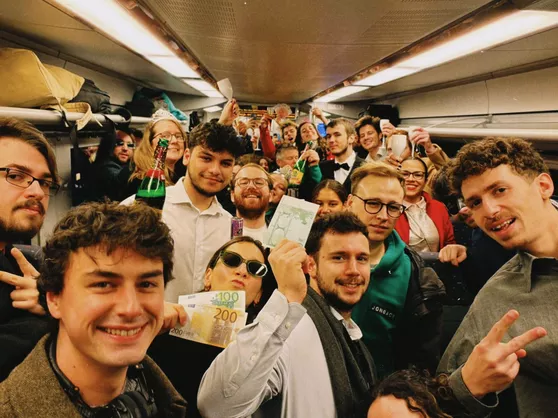 jongeren die feesten in treinwagon