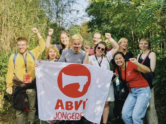 Jongeren die ABVV-Jongerenvlag vasthouden in het bos